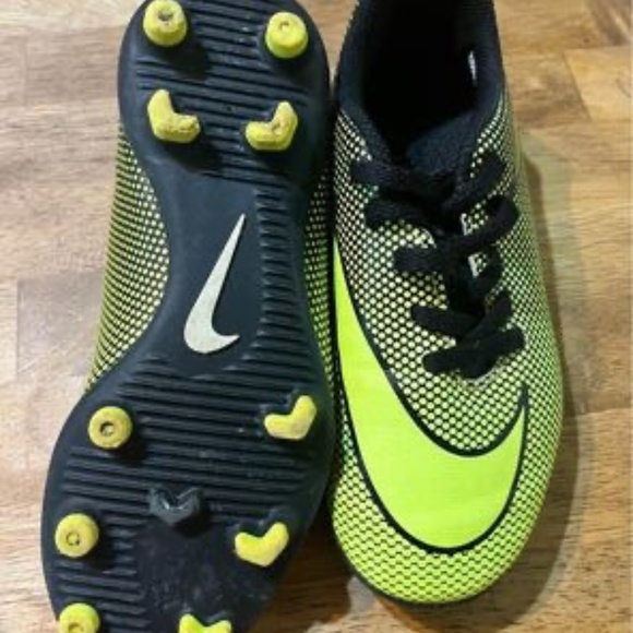 Youth Soccer cleats - Picture 2 of 3